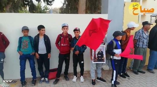 اباء واولياء التلاميذ يحتجون بسبب حرمان اطفالهم من القسم الداخلية والنقل المدرسي