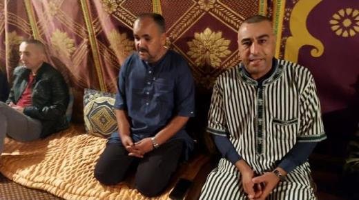 فقراء الطريقة الهبرية الدرقاوية بمداغ في زيارة لمنزل فقير ميمون الذي يوجد طريح الفراش