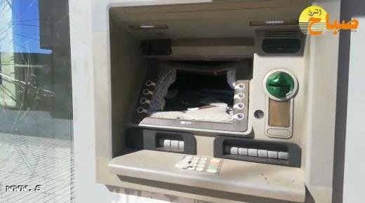 مختل عقلي يكسر شباك وكالة بنكية