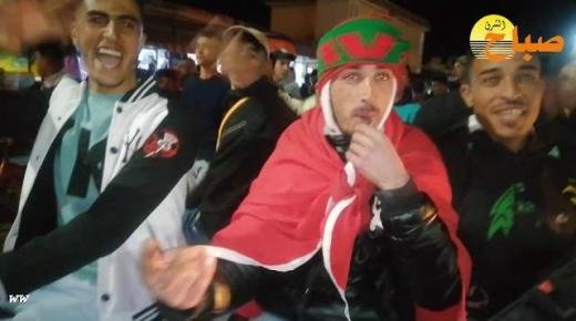 الجماهير العيونية تخرج للتعبير عن فرحتها بفوز المنتخب المغربي