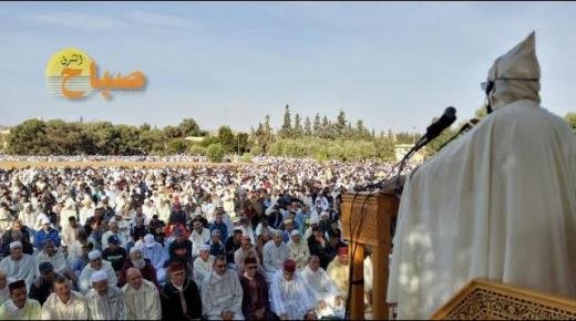 ساكنة مدينة العيون الشرقية تؤدي صلاة عيد الفطر المبارك وسط أجواء روحانية