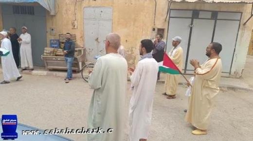 وقفة إحتجاجية أمام مسجد حي النخلة تنديدا بجرائم الاحتلال الصيوني على غزة