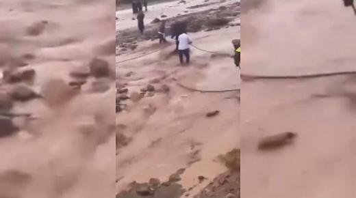 تدخل شجاع من طرف الدرك الملكي لإنقاذ أشخاص عالقين وسط الواد بسبب فيضان واد احميدي إقليم ورزازات