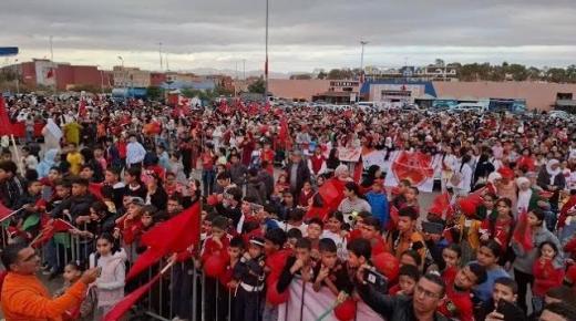 بالصوت والصورة…جمعية الشعلة للتربية والثقافة بسيدي سليمان شراعة، وبتنسيق مع السلطات المحلية، تنظم كرنفالاً وطنياً مهيباً احتفاءً بالذكرى الخمسين للمسيرة الخضراء المظفرة