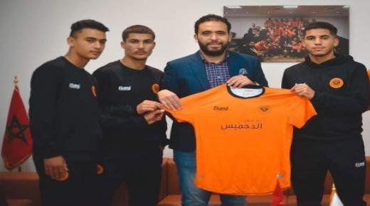 نهضة بركان لكرة القدم يوقع عقوداً احترافية مع 3 لاعبين من الأكاديمية بركان