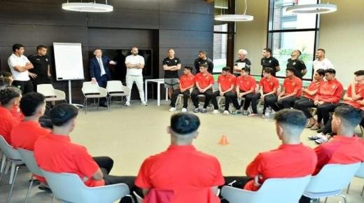 رئيس الجامعة فوزي لقجع يحفز لاعبي المنتخب الوطني لأقل من 17 سنة قبل التوجه إلى الجزائر