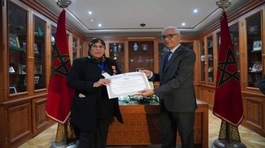 السيدة عتيقة الواعي الإطار بمديرية التشريع بمجلس النواب، توشح بوسام الاستحقاق الوطني من الدرجة الممتازة