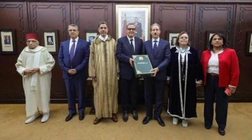 رئيس الحكومة يتسلم تقرير اللجنة المكلفة بمراجعة مدونة الأسرة ويقول إنه سيرفعه إلى جلالة الملك