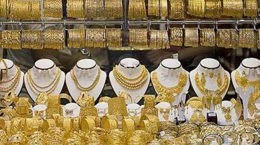 الجمارك تداهم محل مجوهرات للاشتباه في أنشطة صرف عملات غير قانونية