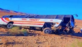 حادث انقلاب حافلة للمسافرين يُخلّف إصابة ثمانية ركاب .