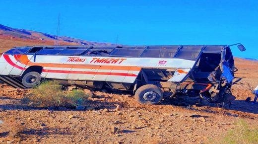 حادث انقلاب حافلة للمسافرين يُخلّف إصابة ثمانية ركاب .