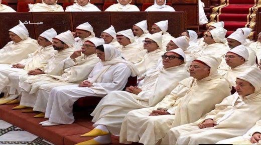 أخنوش يثير الجدل بسبب طريقة جلوسه خلال حضور الملك.. هل يتعلق الأمر بخرق للبروتوكول؟