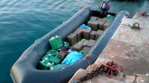 احباط عملية لتهريب المخدرات، وحجز 64 حزمة على متن زورق سريع