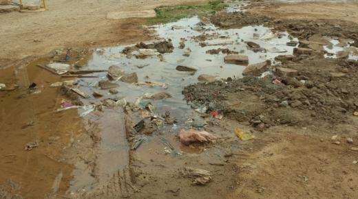 إنفجار أنبوب للماء الصالح للشرب يحول حي بولغالغ إلى بركة عائمة، وسط سخط سكان الحي 