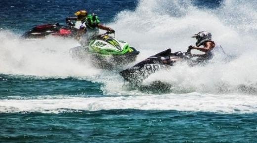 إصطدام دراجتين مائيتين من نوع “جيتسكي” بمياه مارينا/ السعيدية يودي بحياة شاب وإصابة آخر بجروح بليغة