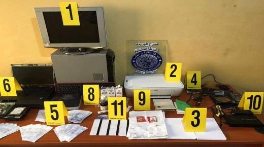 توقيف مواطن جزائري يستغل قاصر لتسخيره في صرف الأوراق المالية المزورة من فئة 200 درهم