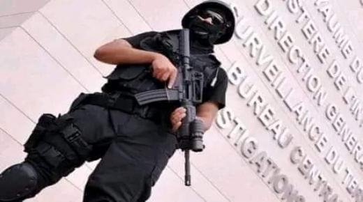 توقيف ثلاثة متطرفين للاشتباه في تورطهم في ارتكاب جريمة القتل العمد في إطار مشروع إرهابي كان ضحيتها شرطي أثناء مزاولته لمهامه