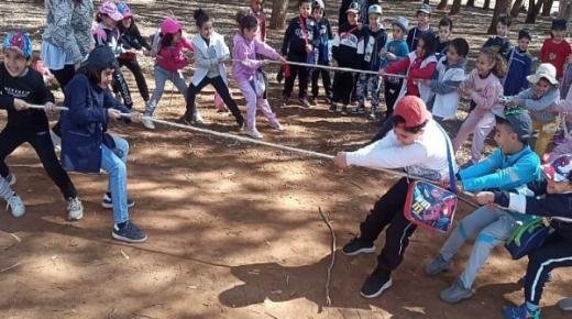 بمناسبة اليوم العالمي للغابة، مؤسسة منجي للتعليم الخصوصي ببركان تنظم نشاطا تحسيسيا وترفيهيا بإحدى غابات الإقليم