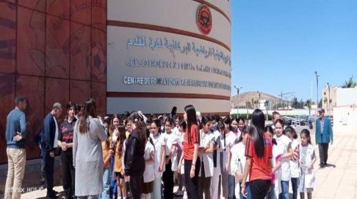 تلاميذ مؤسسة منجي للتعليم الخصوصي ببركان يقومون بزيارة لأكاديمية النهضة الرياضية البركانية لكرة القدم