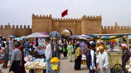 قبل القيام بحملة إخلاء ساحة سيدي عبد الوهاب من “الفراشة” يجب محاسبة السماسرة الذين تسببوا في هذا الوضع