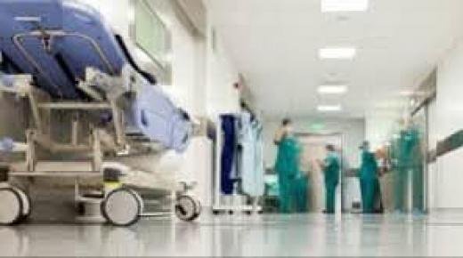 أطباء القطاع العام يواصلون الاحتجاج