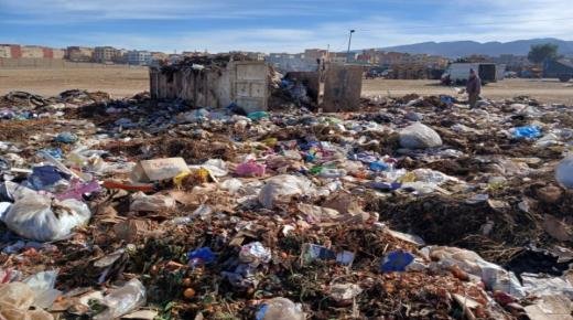 معاناة تجار سوق الجملة للخضر والفواكه ببركان من تراكم الأزبال