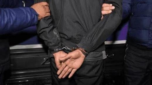 كاميرا خفية داخل غرفة تبديل الملابس تجرّ بائعًا إلى التحقيق