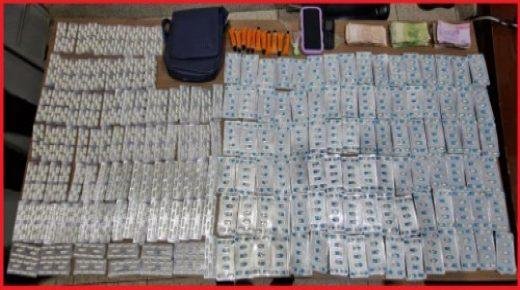 توقيف شخص وسيدة من ذوي السوابق القضائية في قضية تتعلق بحيازة وترويج المخدرات والمؤثرات العقلية.