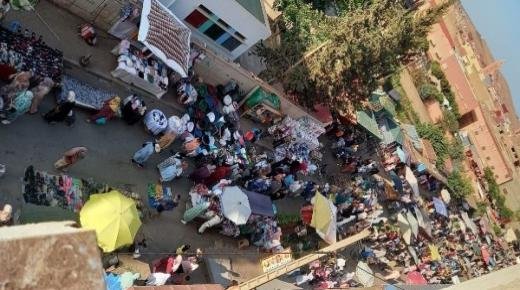 ساحة الطحطاحة إلى حدود سوق فرياض… منطقة خانقة ومحاصَرة بالباعة الجائلين