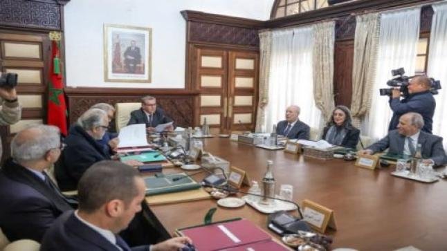 مجلس الحكومة يصادق على مجموعة من المشاريع القانونية لدعم التعليم والبحث والعدالة.