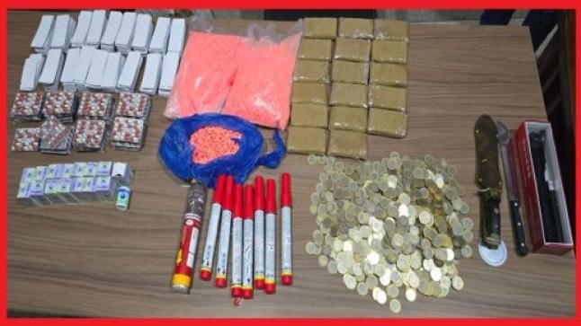 توقيف ثلاثة أشخاص للاشتباه في تورطهم في قضايا متعلقة بالمخدرات