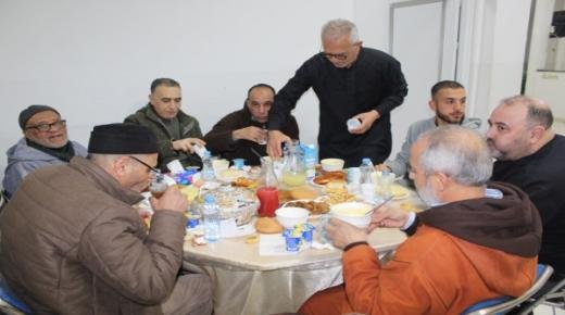 جمعية أساتذة التربية البدنية والرياضية بإقليم بركان تنظم فطوراً جماعياً بدار المسنين في أجواء التضامن الرمضاني