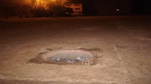 بالوعة الصرف الصحي  تُهدد حياة المارة بحي بولغالغ والجهات المختصة خارج التغطية !!