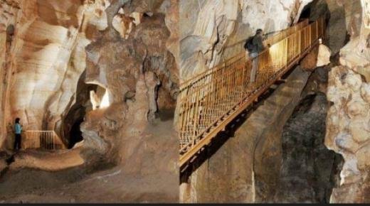 اكتشاف أقدم نقوش صخرية بشمال إفريقيا تعود للعصر الحجري الأعلى بمغارة الجمل”بزكَزل” إقليم بركان