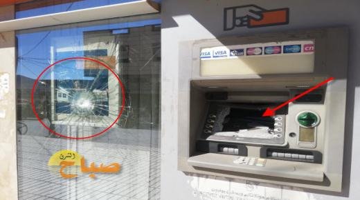 مختل عقلي يقدم على تخريب مقر “إحدى الوكالات البنكية” بالعيون سيدي ملوك والأمن يوقفه (فيديو)