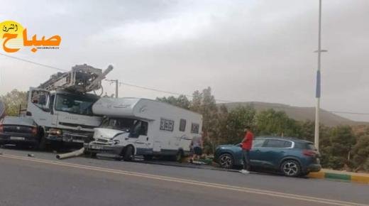 شاحنة لحفر الأبار تفقد السيطرة و تتسبب في خسائر مادية جسيمة