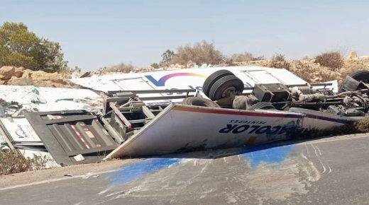 انقلاب شاحنة في منعرجات تافوغالت يخلف خسائر مادية