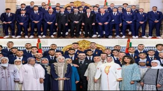 الملك محمد السادس يستقبل أعضاء المنتخب الوطني لكرة القدم ويوشحهم بأوسمة ملكية