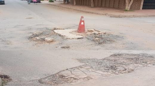 “روكار” وسط الطريق يشكل خطرا على السائقين بزنقة الدانمارك بحي كراكشو ببركان