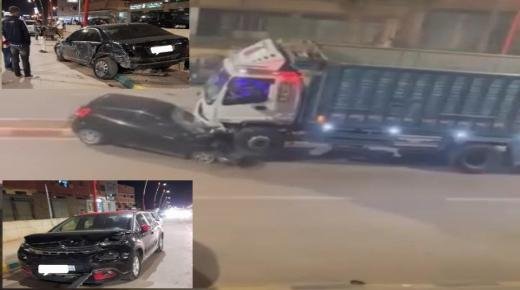 بالفيديو… حادثة سير مروعة بسيدي سليمان شراعة/ بركان بعد اصطدام شاحنة كان سائقها في حالة سكر ويسير في المسار المعاكس، بثلاث سيارات كانت مركونة على جنبات الطريق