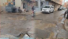 نقطة سوداء بطريق سوق فرياض ببركان… أربعـة أشهر من تسرب المياه ومعاناة الساكنة مستمرة