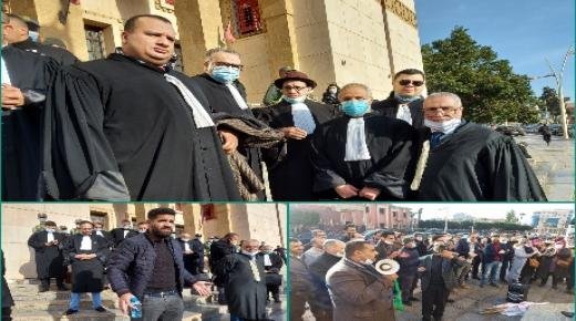 لليوم الثاني على التوالي..وقفة احتجاجية للمحامين والموظفين بابتدائية ببركان على قرار فرض الإدلاء بجواز التلقيح لولوج المحاكم