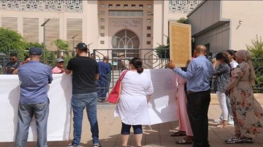 وقفة احتجاجية أمام مقر ولاية وجدة للمطالبة بتطبيق قرار إغلاق ملهى ليلي بمارينا السعيدية…!!