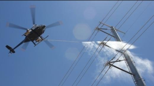 هكذا يتم غسل الأعمدة الكهربائية دات الجهد المرتفع