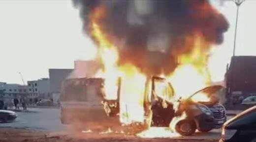 بالفيديو… اندلاع حريق في حافلة للنقل المدرسي بالقرب من محطة الوقود “شال” بحي معلو بسيدي سليمان الشراعة