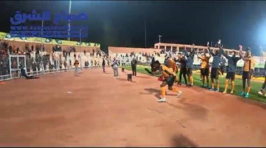 فرحة لاعبي نهضة بركان مع ألتراس أورونج بويز بعد نهاية المباراة ضد الفريق الكونغولي وتصدر المجموعة الرابعة من كأس الكاف