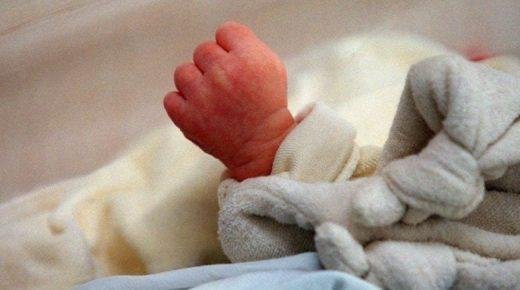 العثور على رضيع حديث الولادة لا يزال على قيد الحياة، في وضع صحي حرج، قرب أحد المنازل