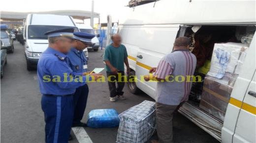 جمارك ميناء الناظور تحجز سلعا مهربة بقيمة 174 مليون سنتيم داخل سيارة نفعية