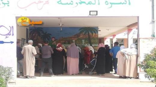 العيون سيدي ملوك :  اقبال متواصل للمواطنين على مكاتب التصويت بمدرسة النخيل بحي النخلة