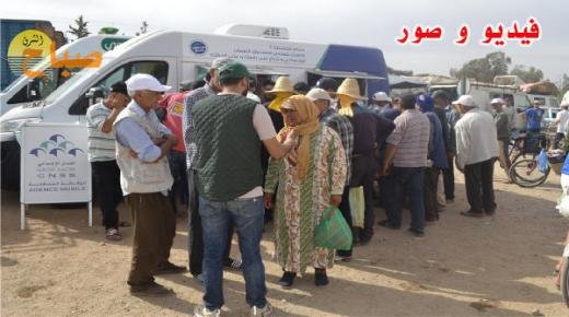 من السوق الأسبوعي للعيون سيدي ملوك .. حملة تحسيسية لتحفيز الفلاحين للإنخراط و الاستفادة من ورش الحماية الاجتماعية